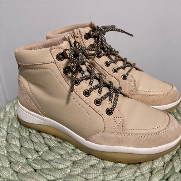 Vionic Whitley Cream Leather Water-Resistant High-Top Boot Sneaker Size 7 - Picture 1 of 9